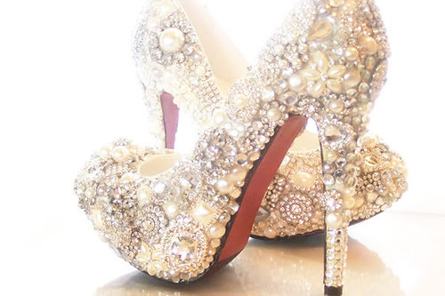 1-diamond-high-heel-shoes-appeal-to-rich-men_600x400_large